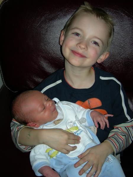 mon cousin baptiste avec mon ptit frere miguel